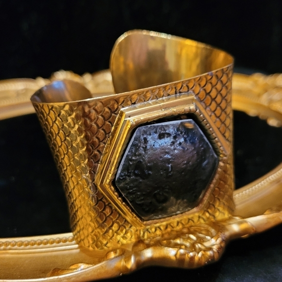 Vintage Black Obsidian Stone Bezel Fish Scale Cuff Gold Bracelet - Picture 3 of 14